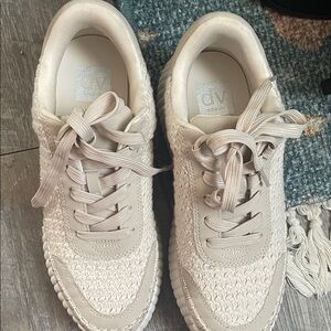 DV by Dolce Vita Women's Beige Textured Sneakers